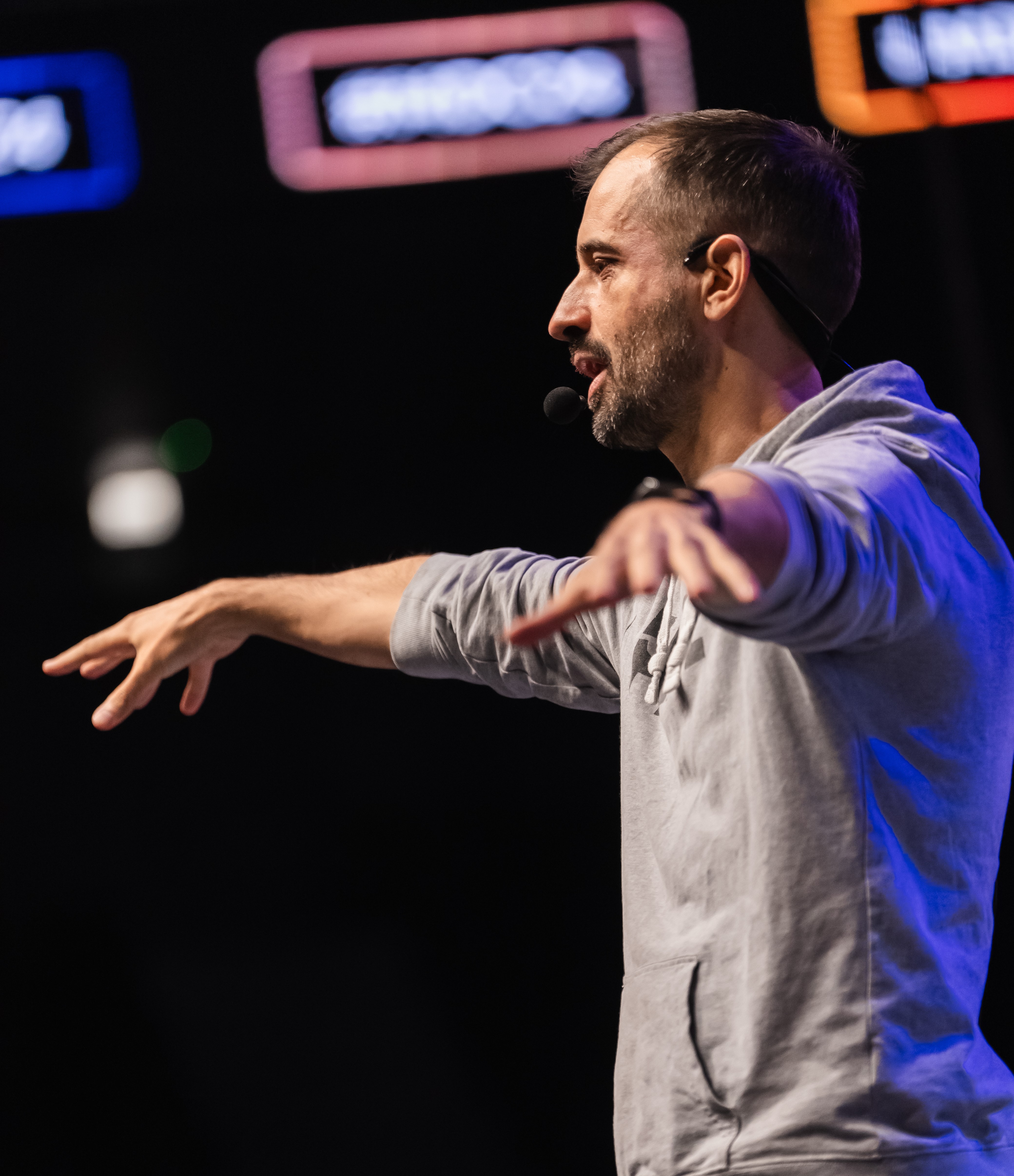 Manuel Koelman im Austausch mit Führungskräften auf der Bühne